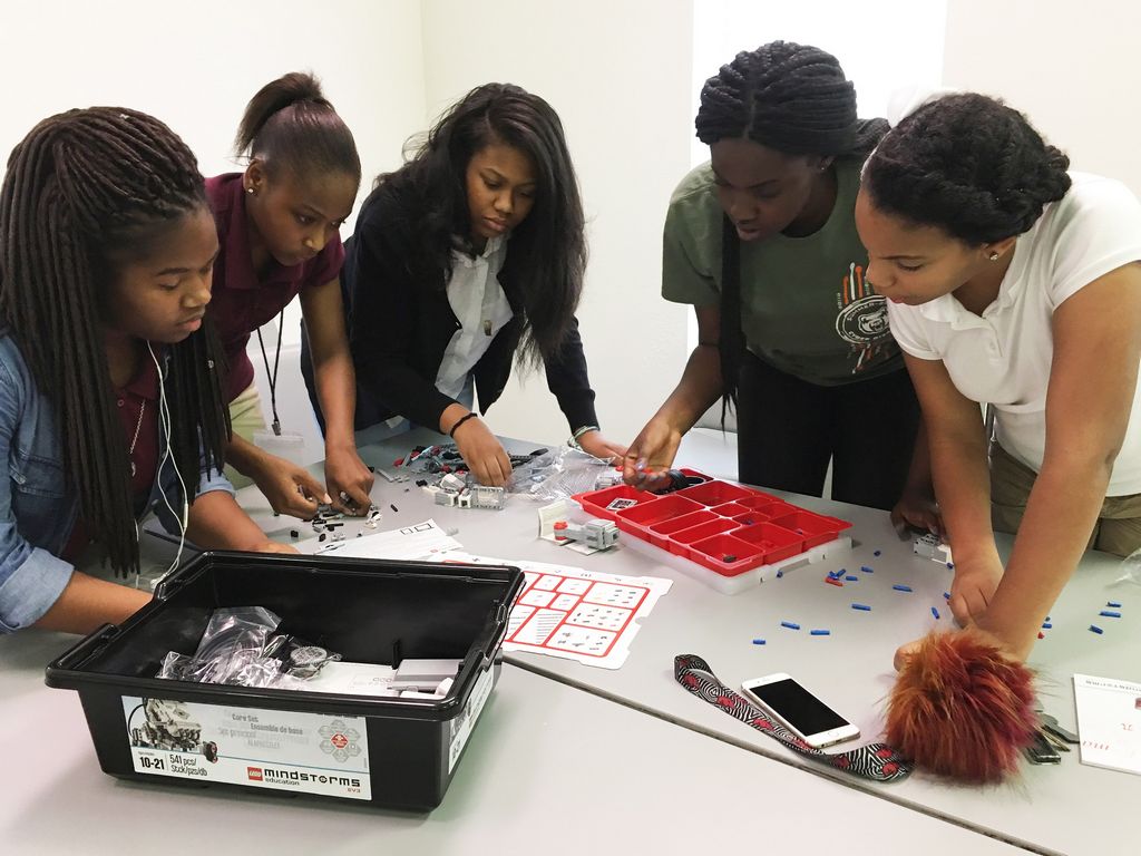 Students learning robotics at Ivy Center