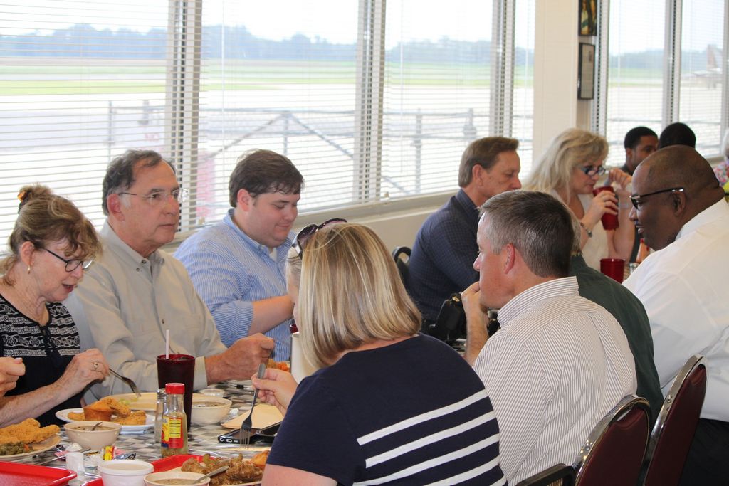 Restaurant improvements are topic at airport meeting