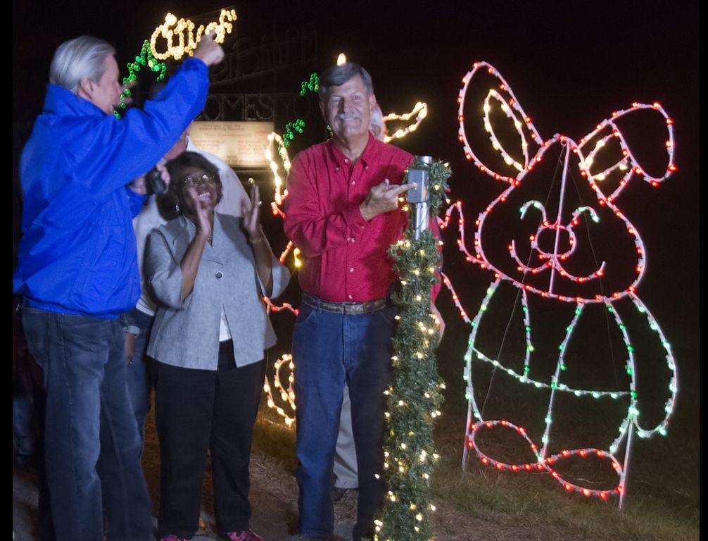 HOLIDAY SPIRIT: Pine Bluff light display opens