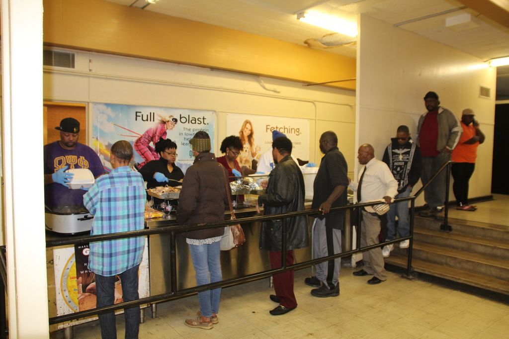 Free Thanksgiving meal draws crowd Thursday