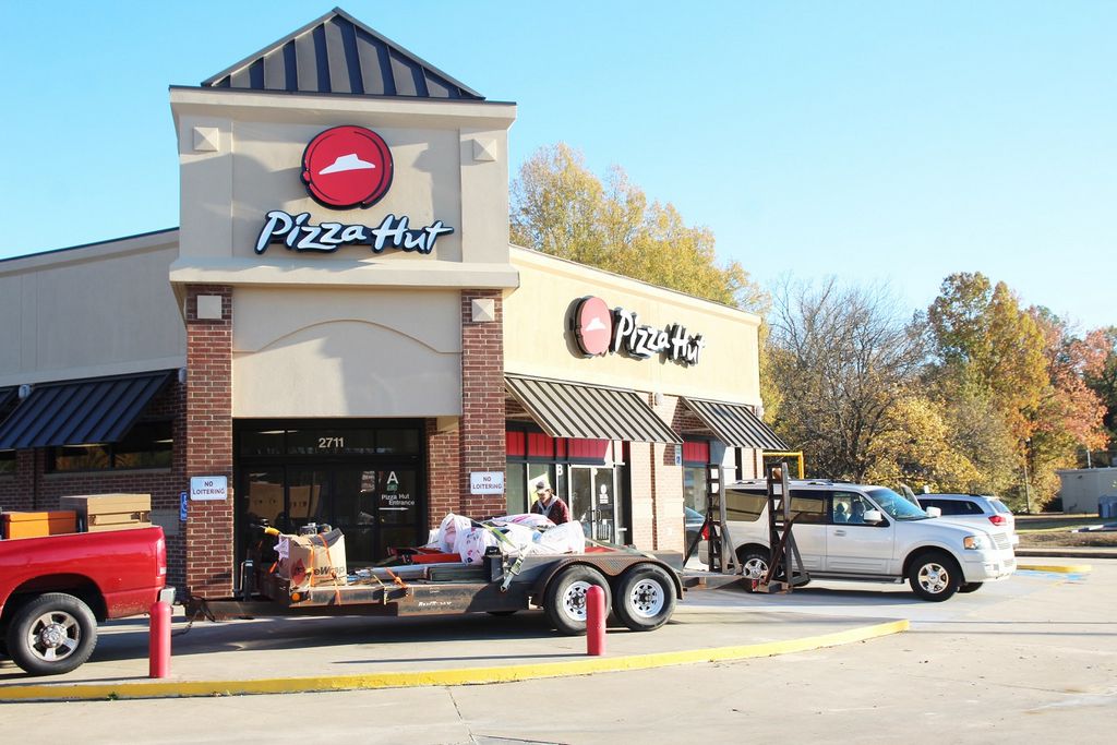 Pizza Hut prepares to move to new store in Pine Bluff
