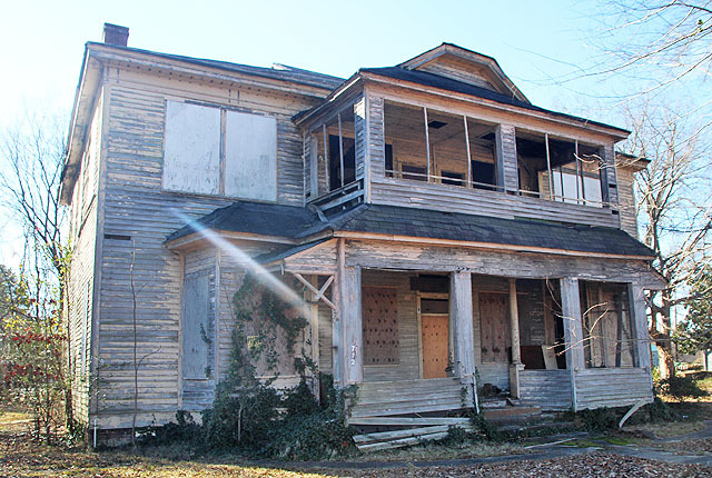 Condemned house slated to be demolished; supporters hope to save it