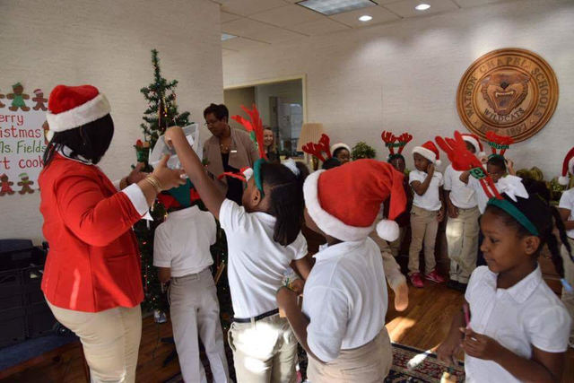 Edgewood students decorate Christmas tree