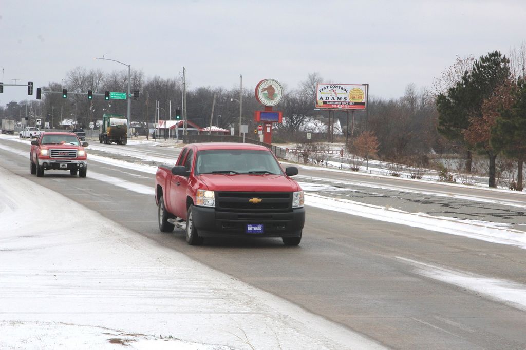 Snow falls in Pine Bluff, closing schools, government