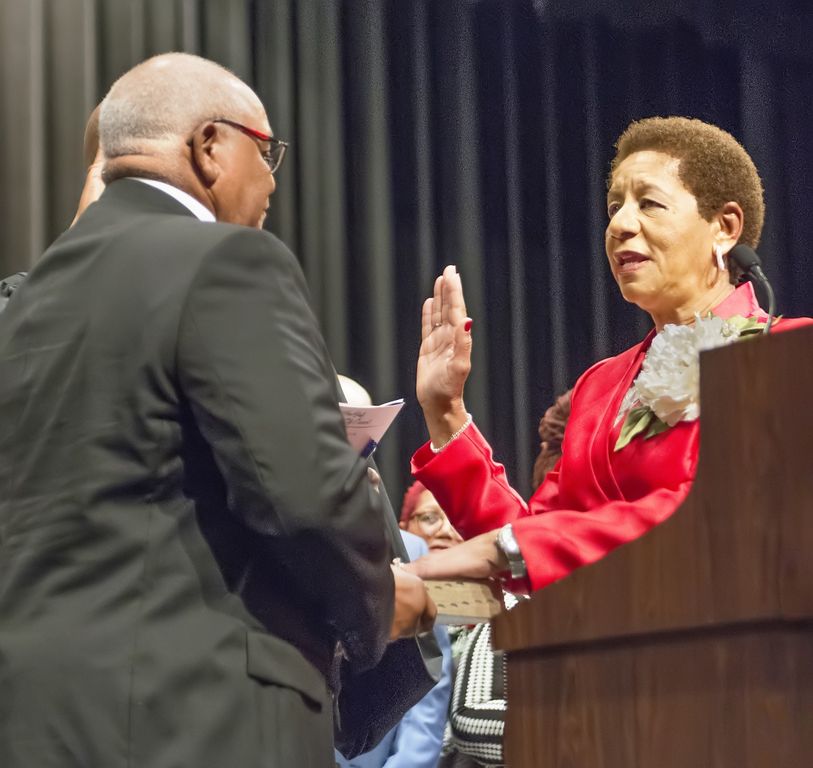 New mayor pledges unity, economic development in address