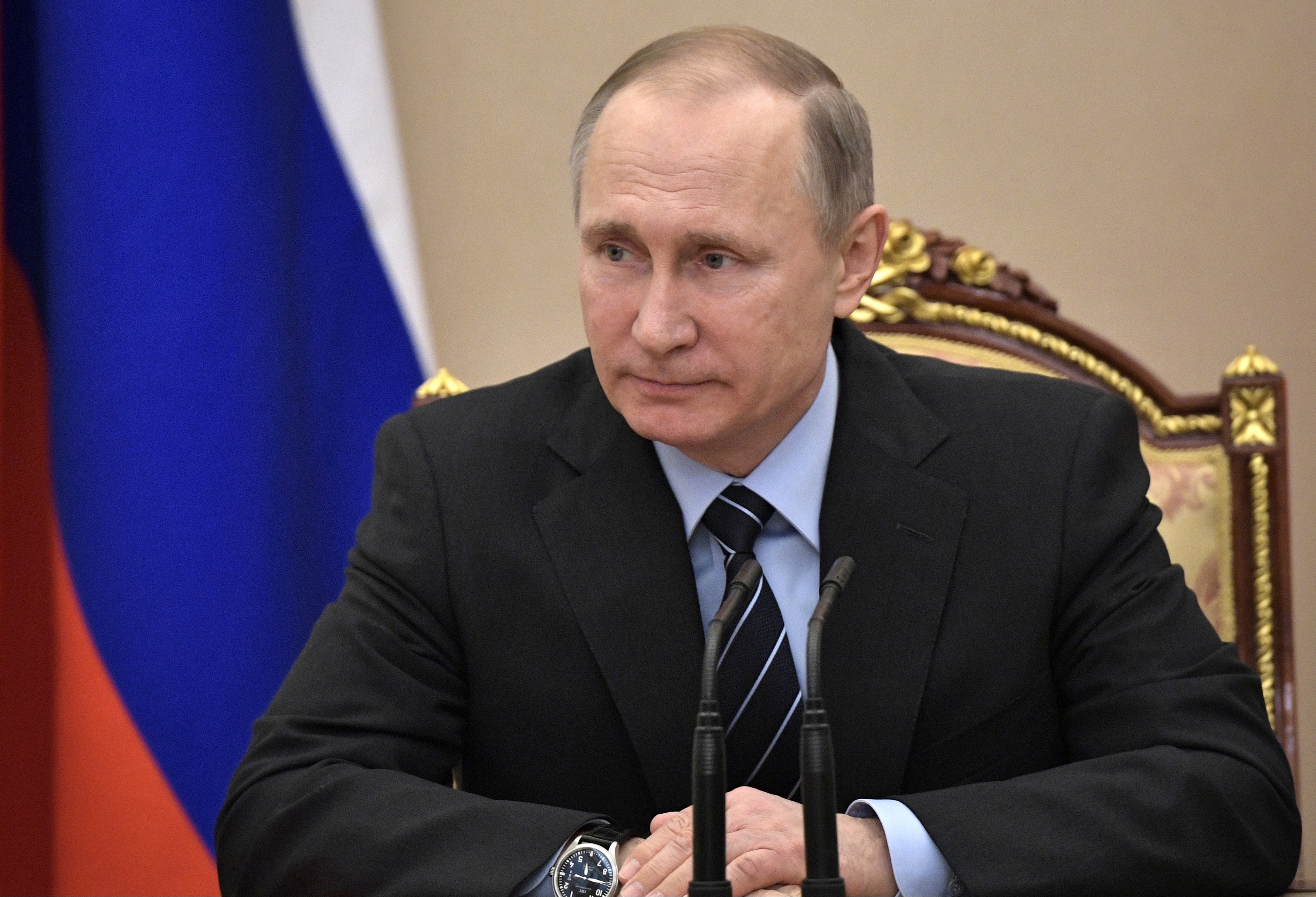 Times reports calls between Trump team, Russia