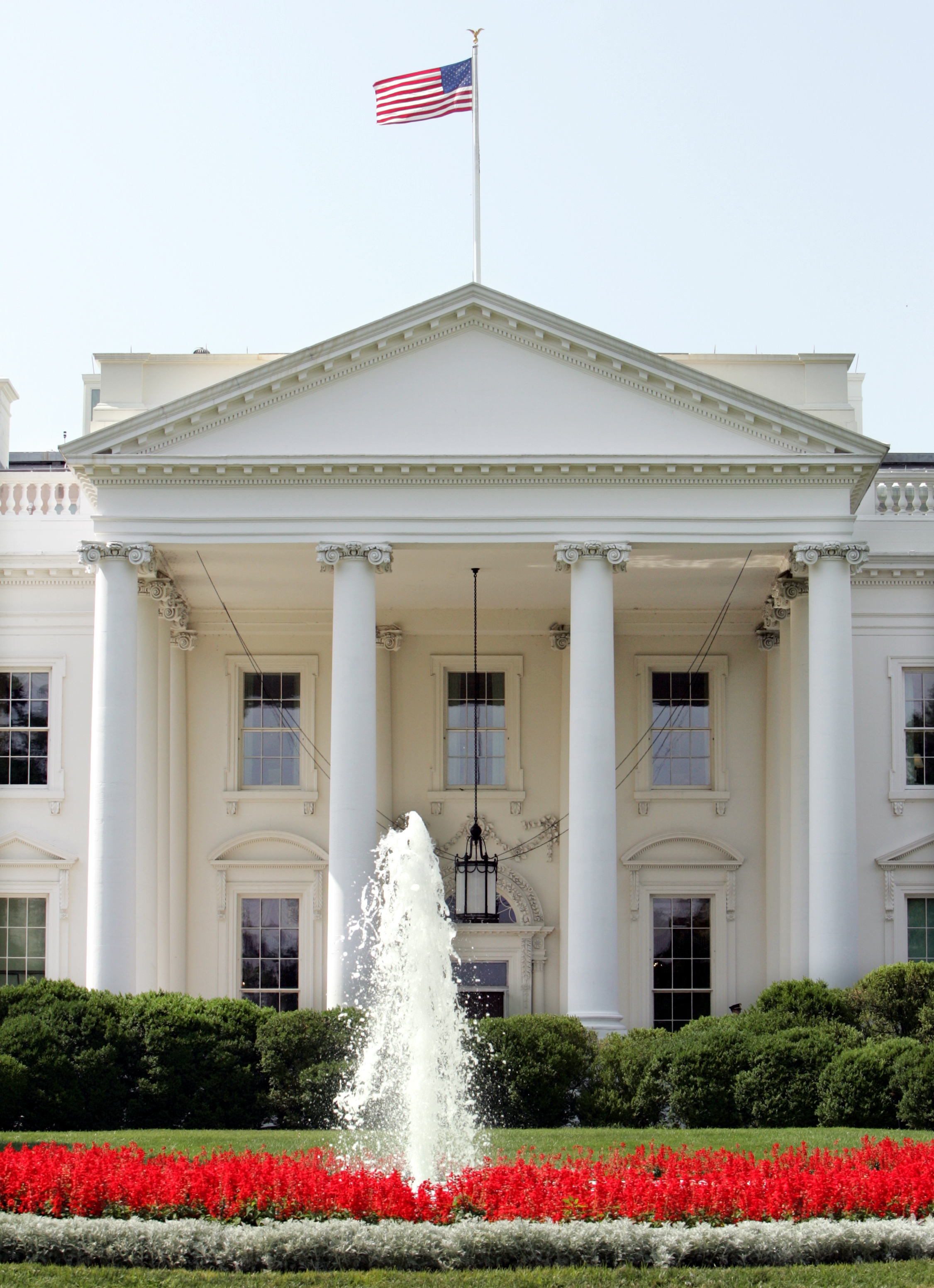 White House bars major news outlets from media gaggle