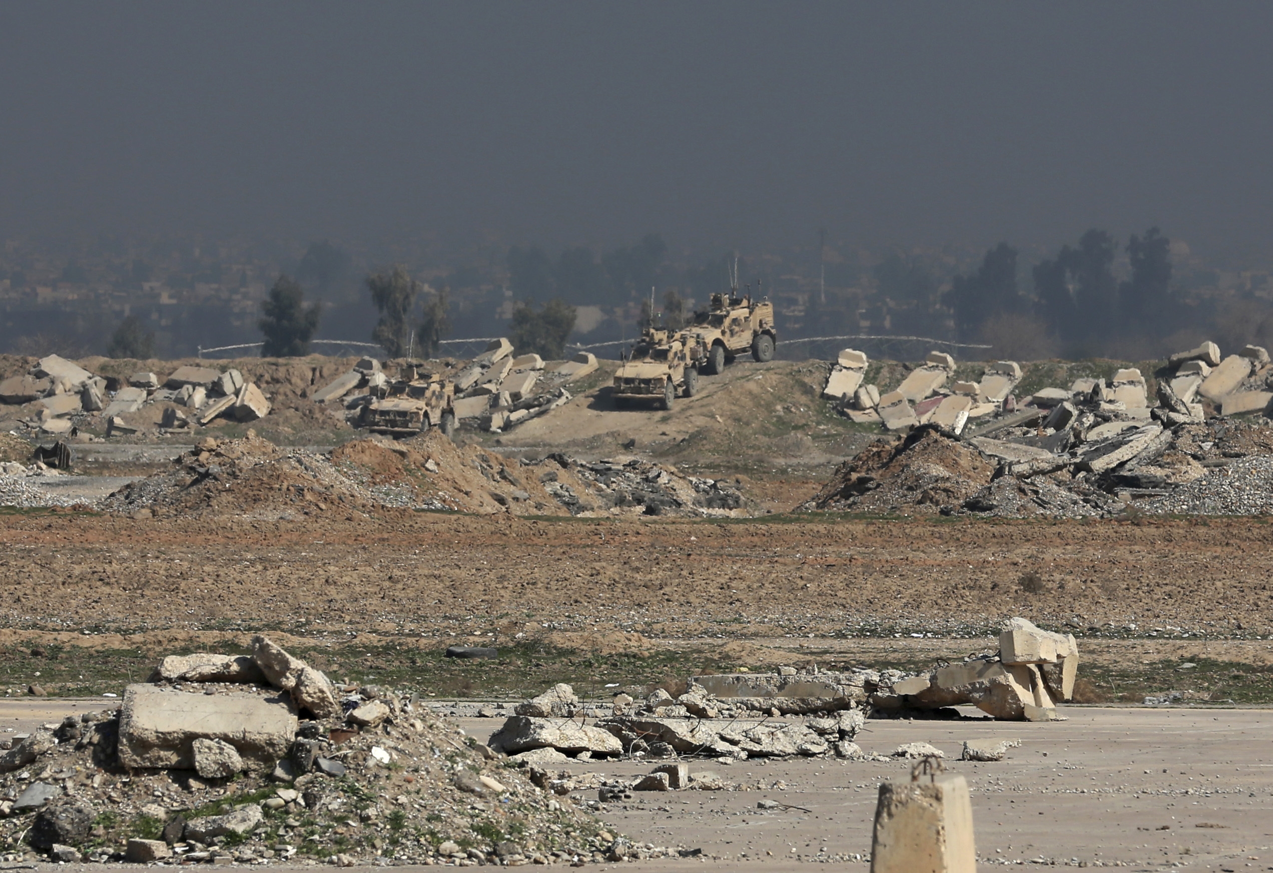 Iraq strikes IS in Syria as Iraqi forces enter western Mosul