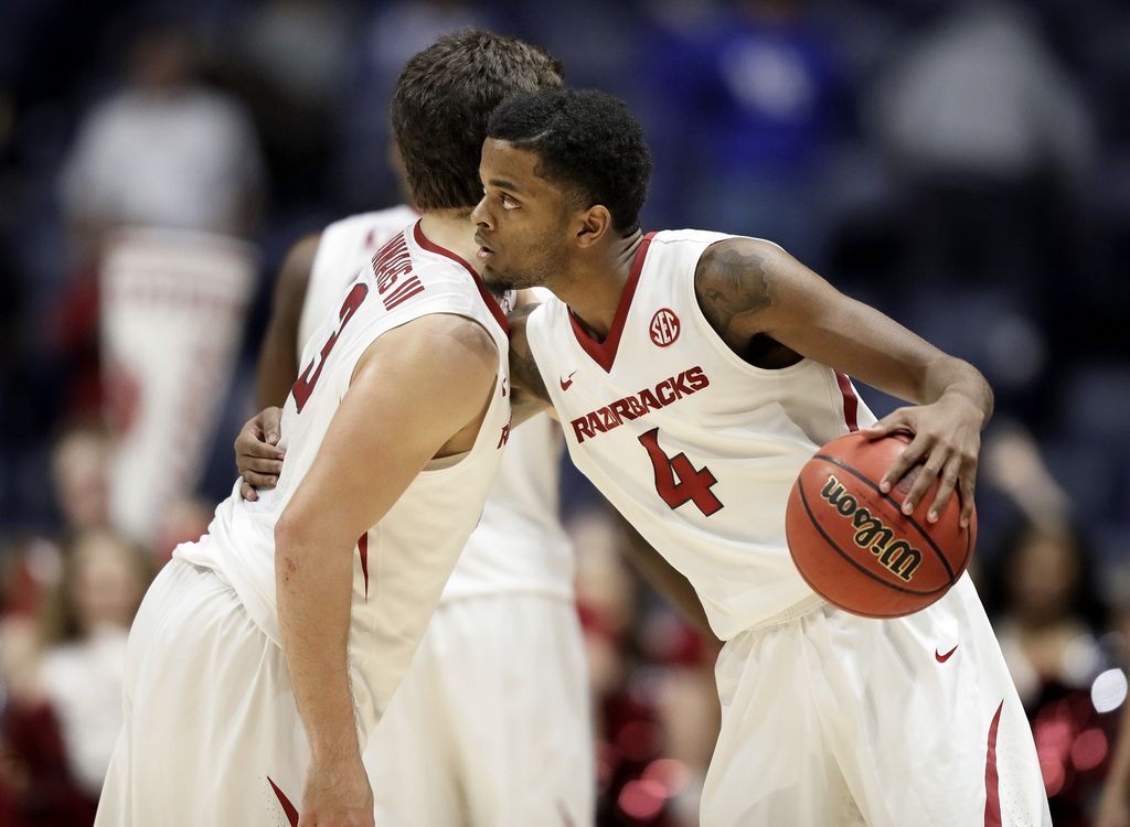 Hog-tied: Arkansas routs Vanderbilt 76-62