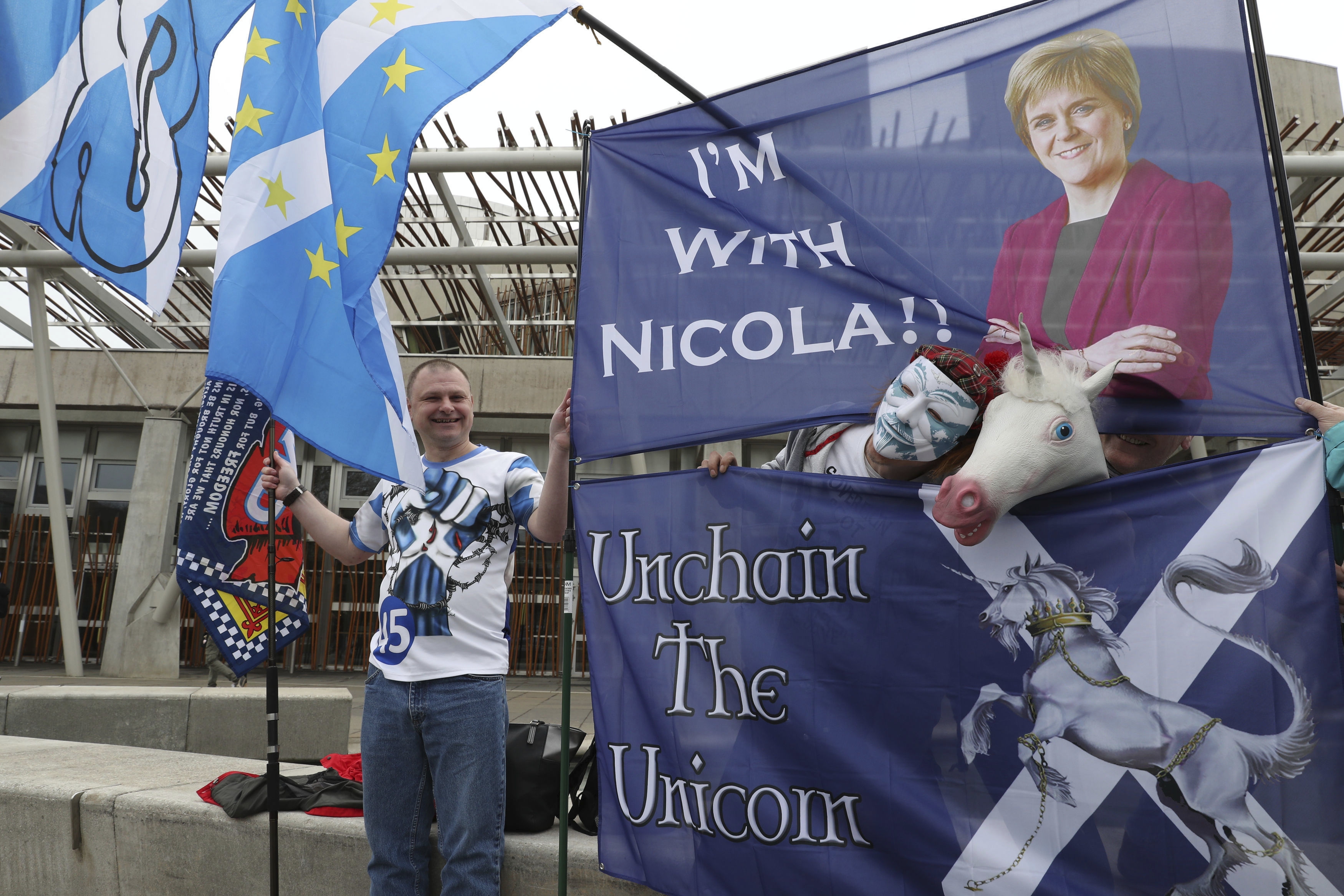 Scottish lawmakers back independence referendum call
