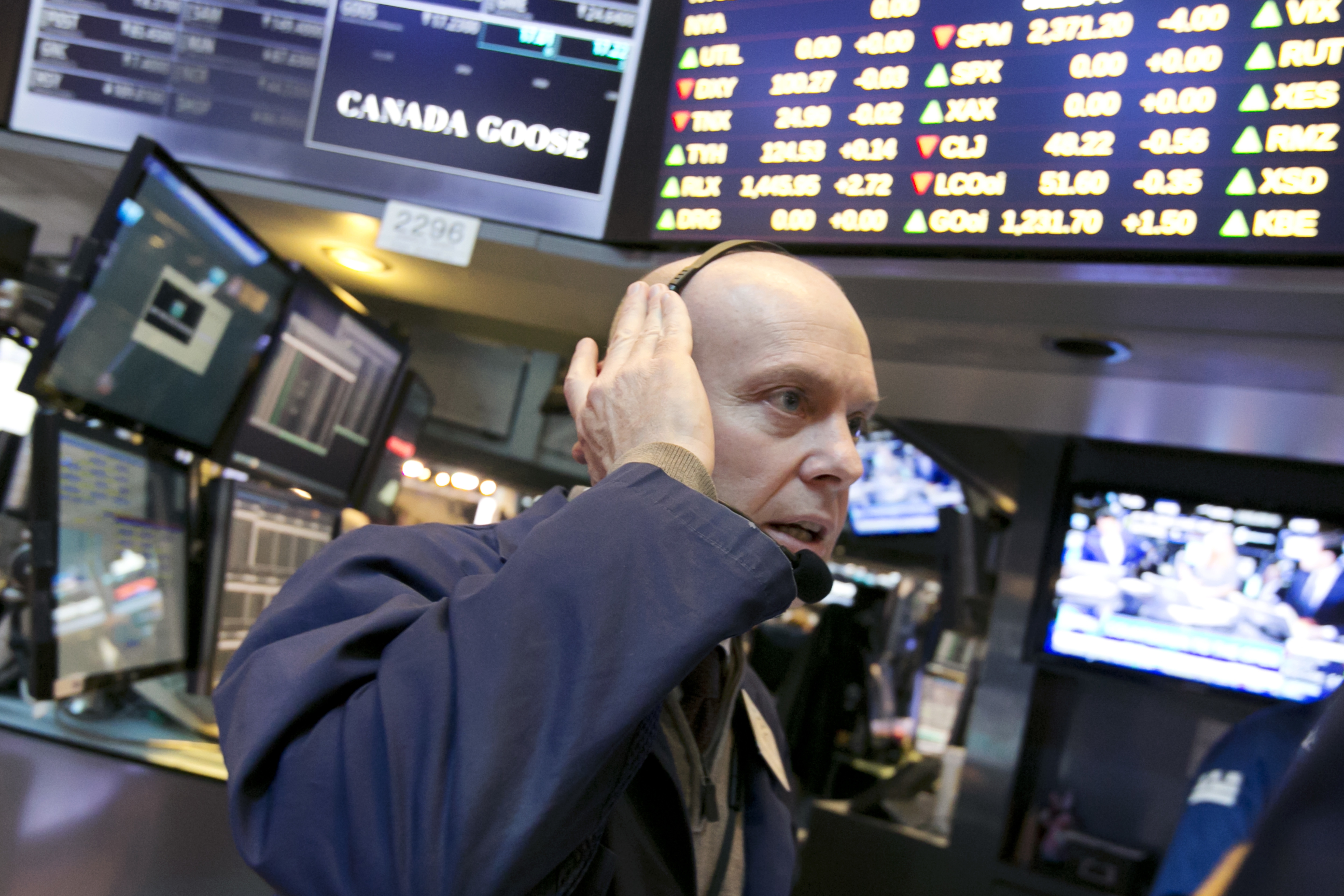 CLOSING BELL: US indexes end slightly lower