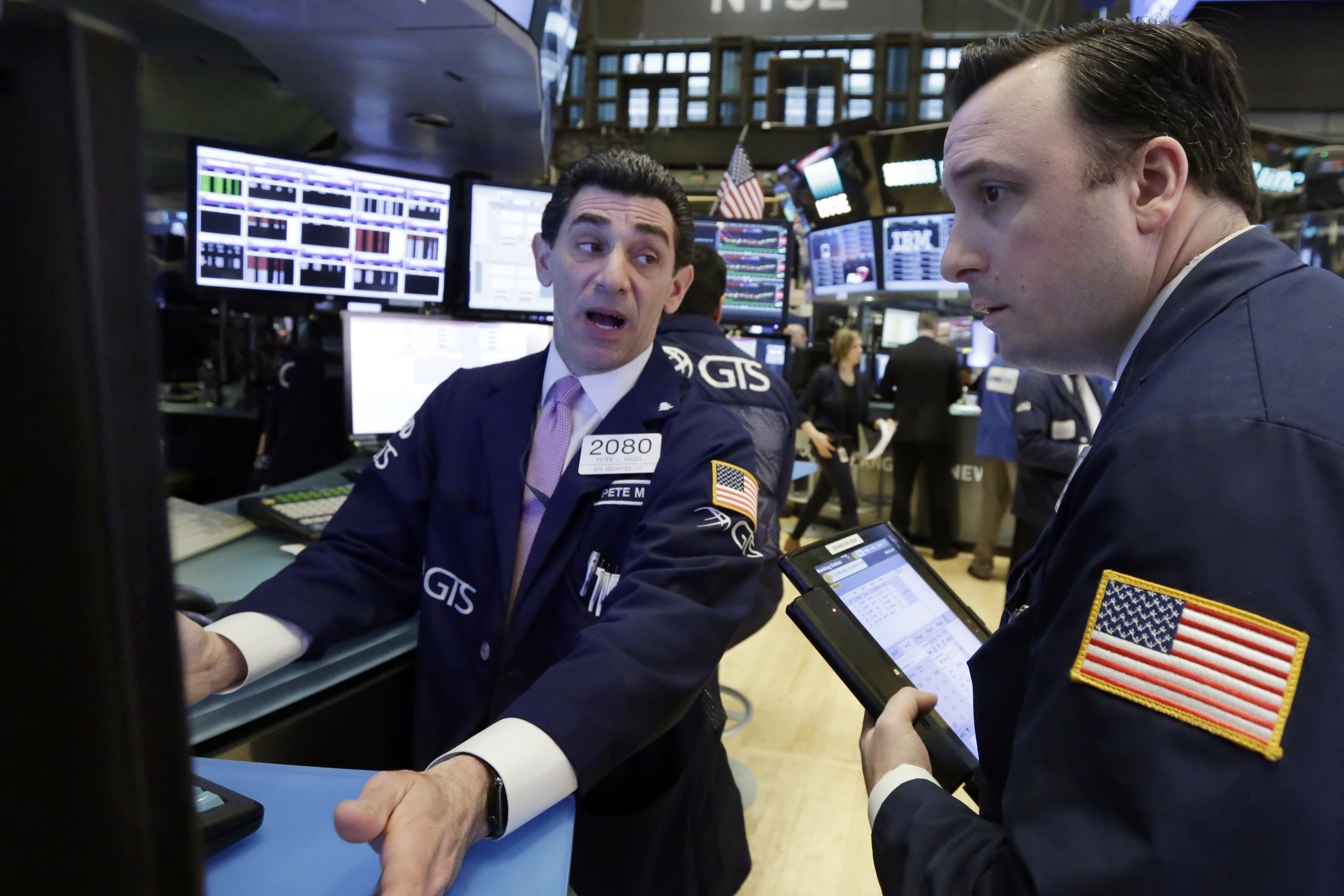 CLOSING BELL: Stocks tread water as energy companies rise and banks fall