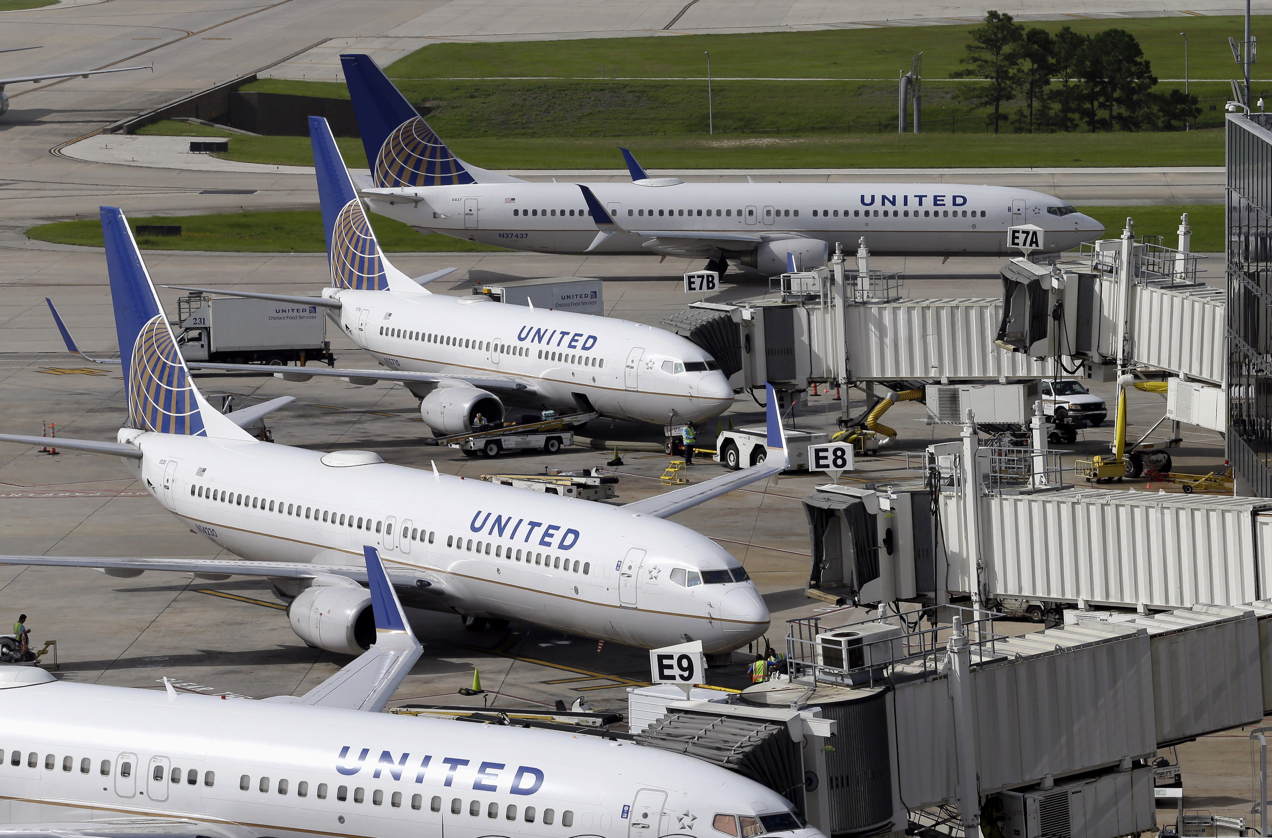 Passenger dragged off United flight settles with airline