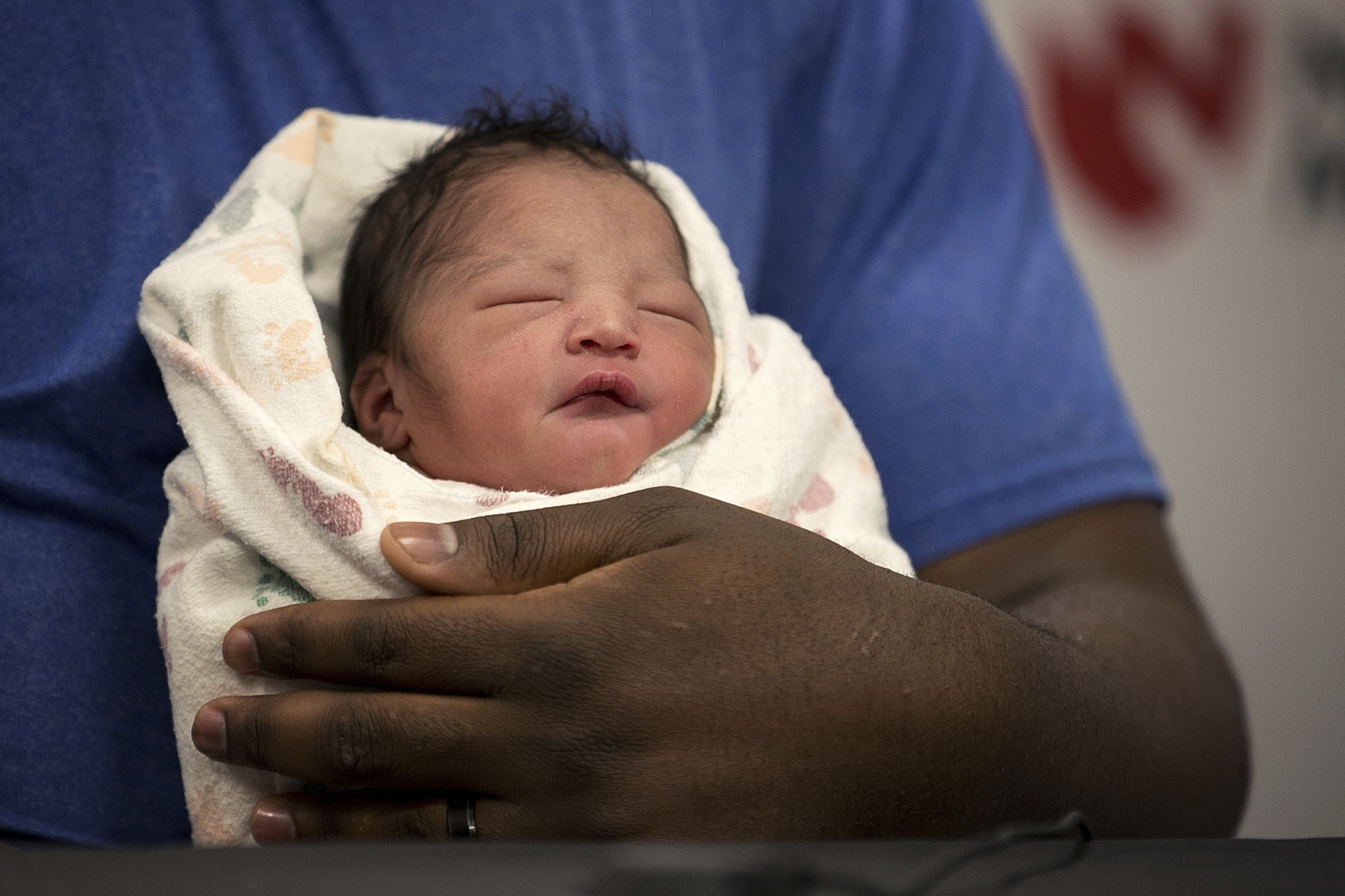 LIGHT LUNCH: Neb. woman gives birth at zoo