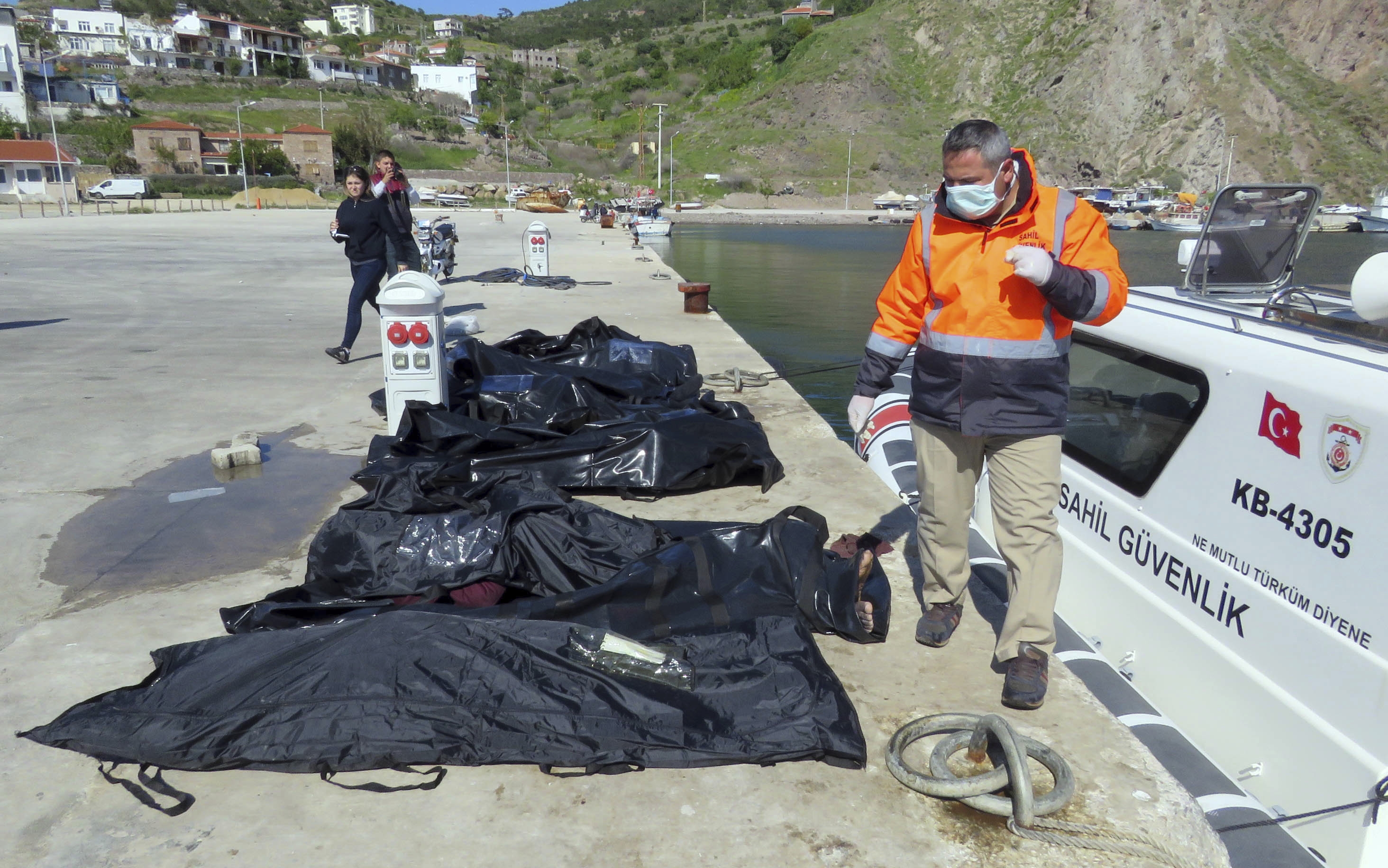 Boat carrying migrants from Turkey to Greece sinks; 16 dead