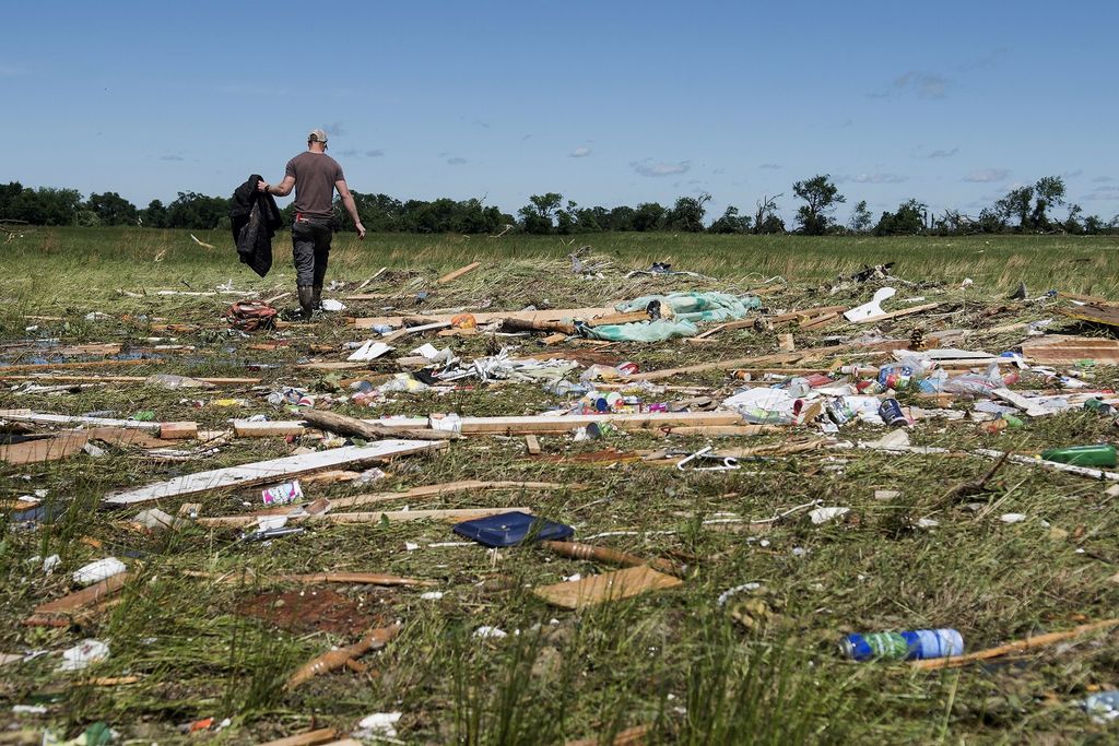 5 killed in state by flooding, tornadoes rip Texas