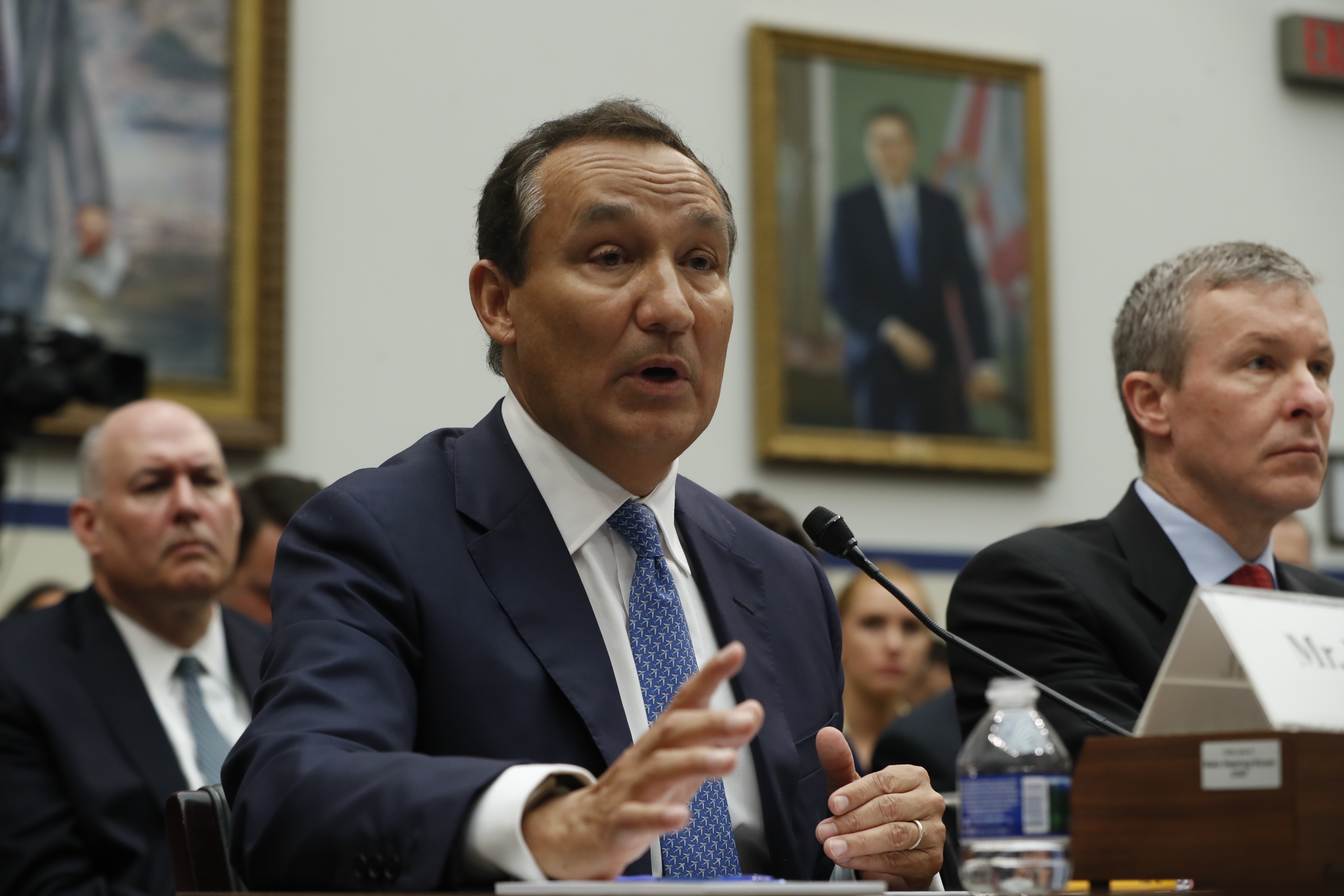 Panel to airlines: Improve service or Congress steps in