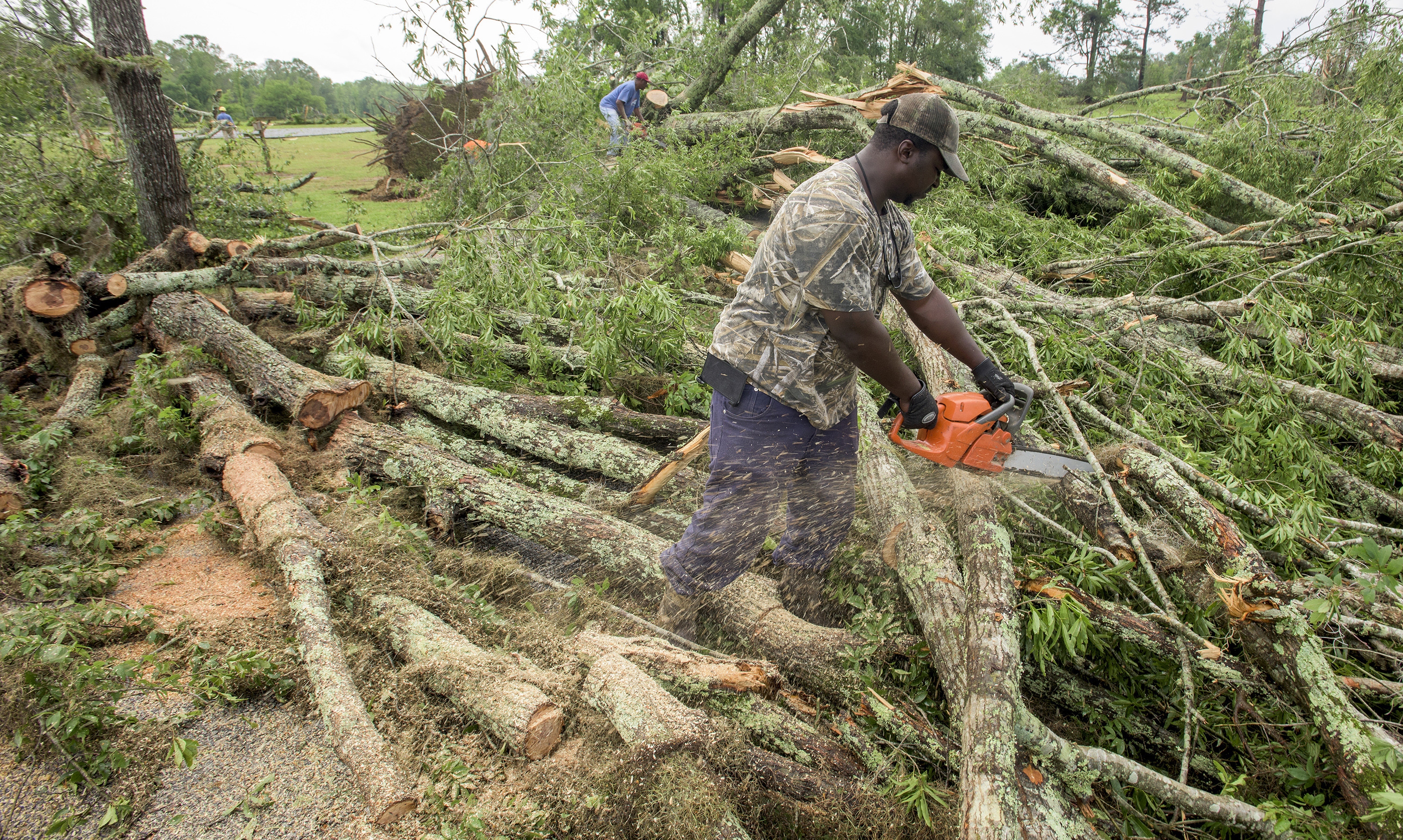 RISE: Government shutdown averted; storms kill 14; gunman shot by police