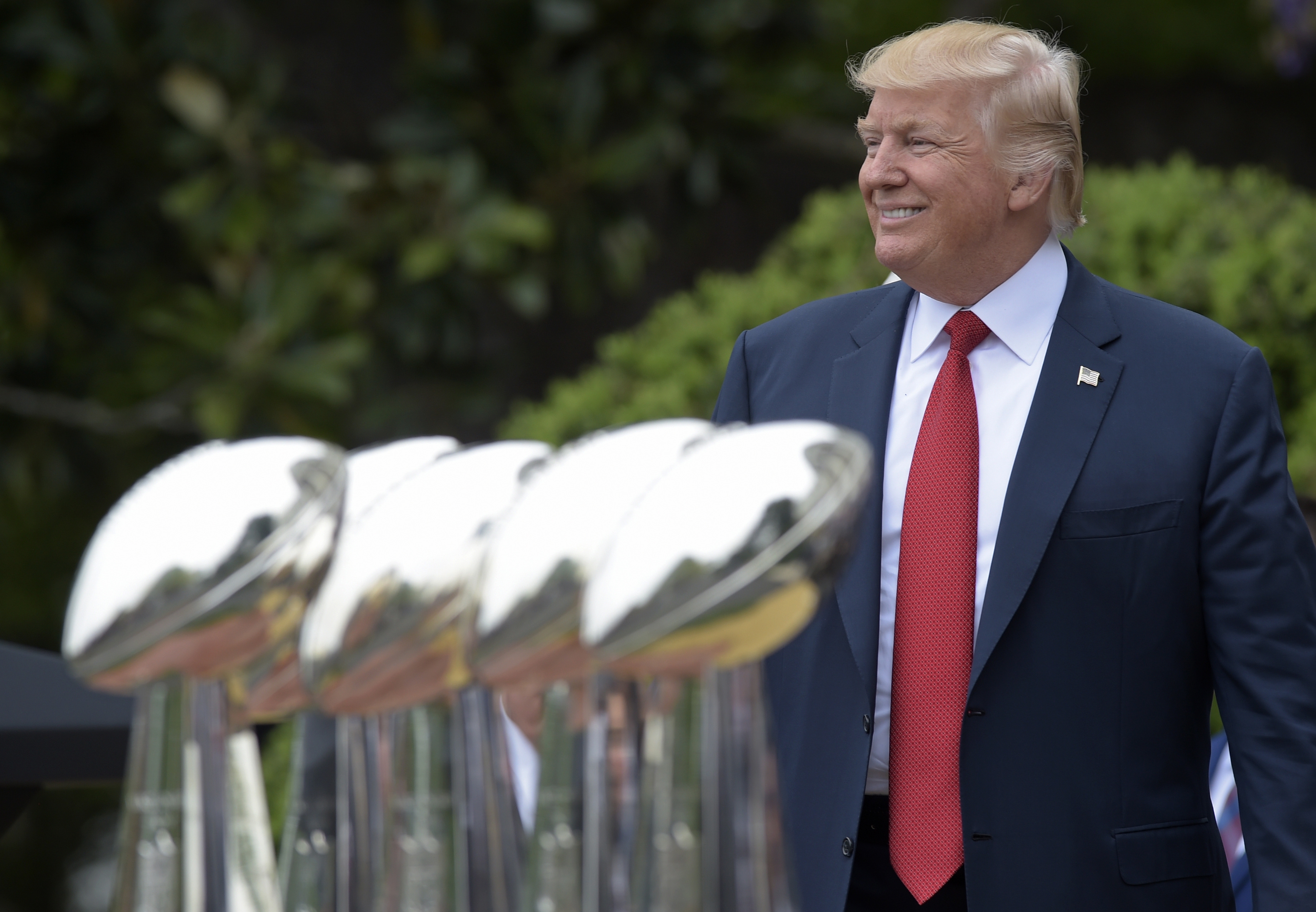 LIGHT LUNCH: Lacrosse team replaces warm-up music with Trump talk