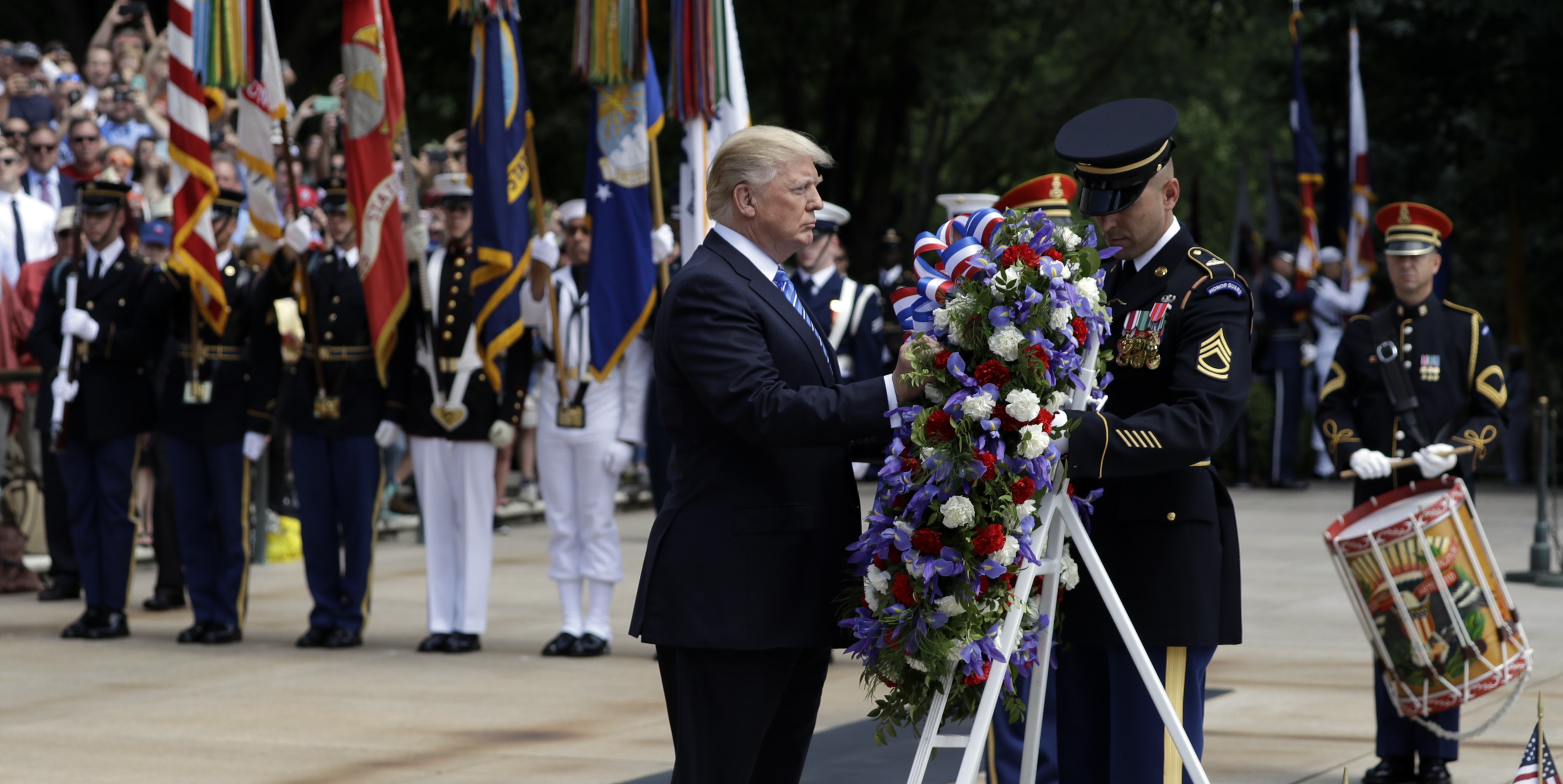 Trump hails heroes at Arlington