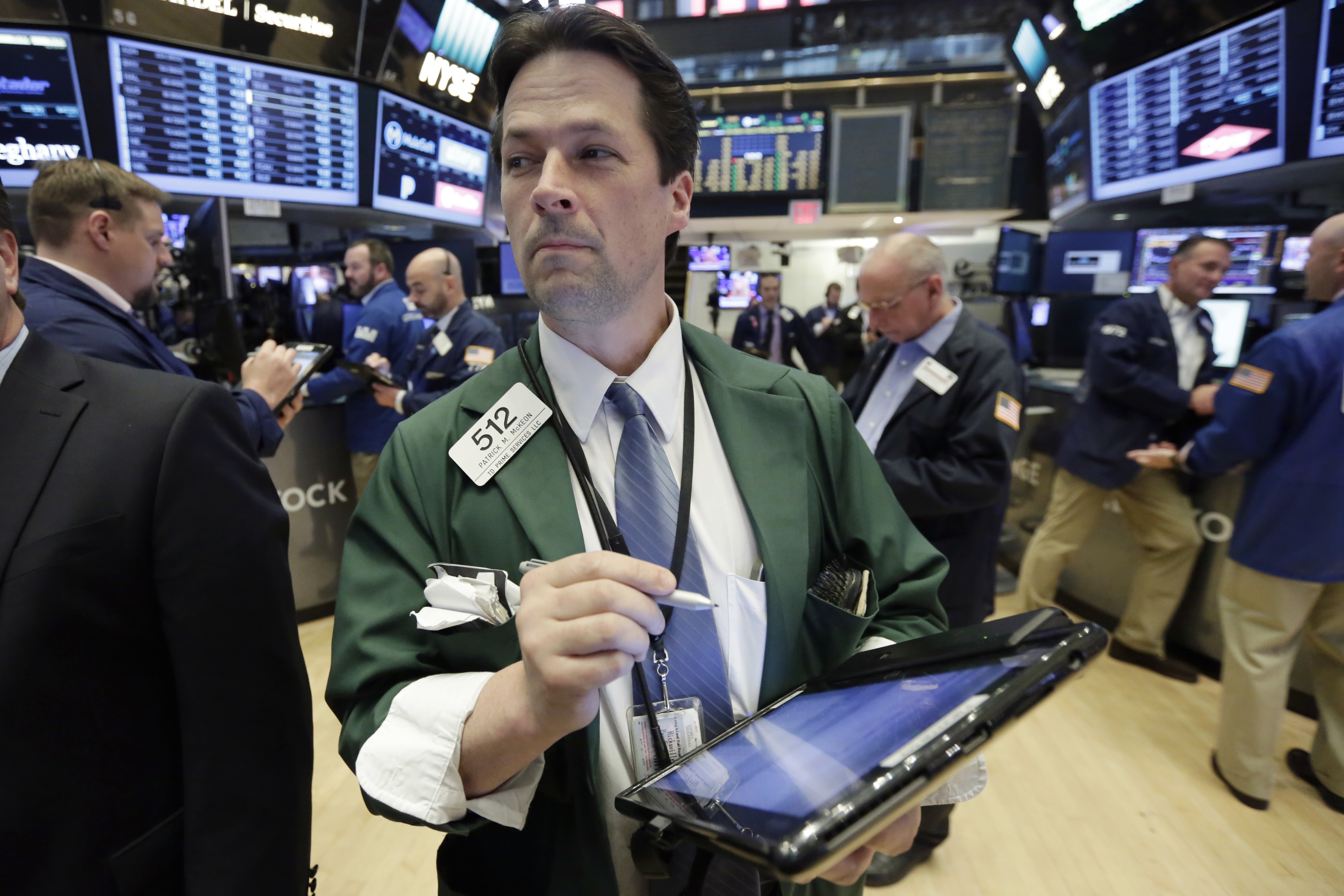 US stock indexes waver, keeping market near record highs