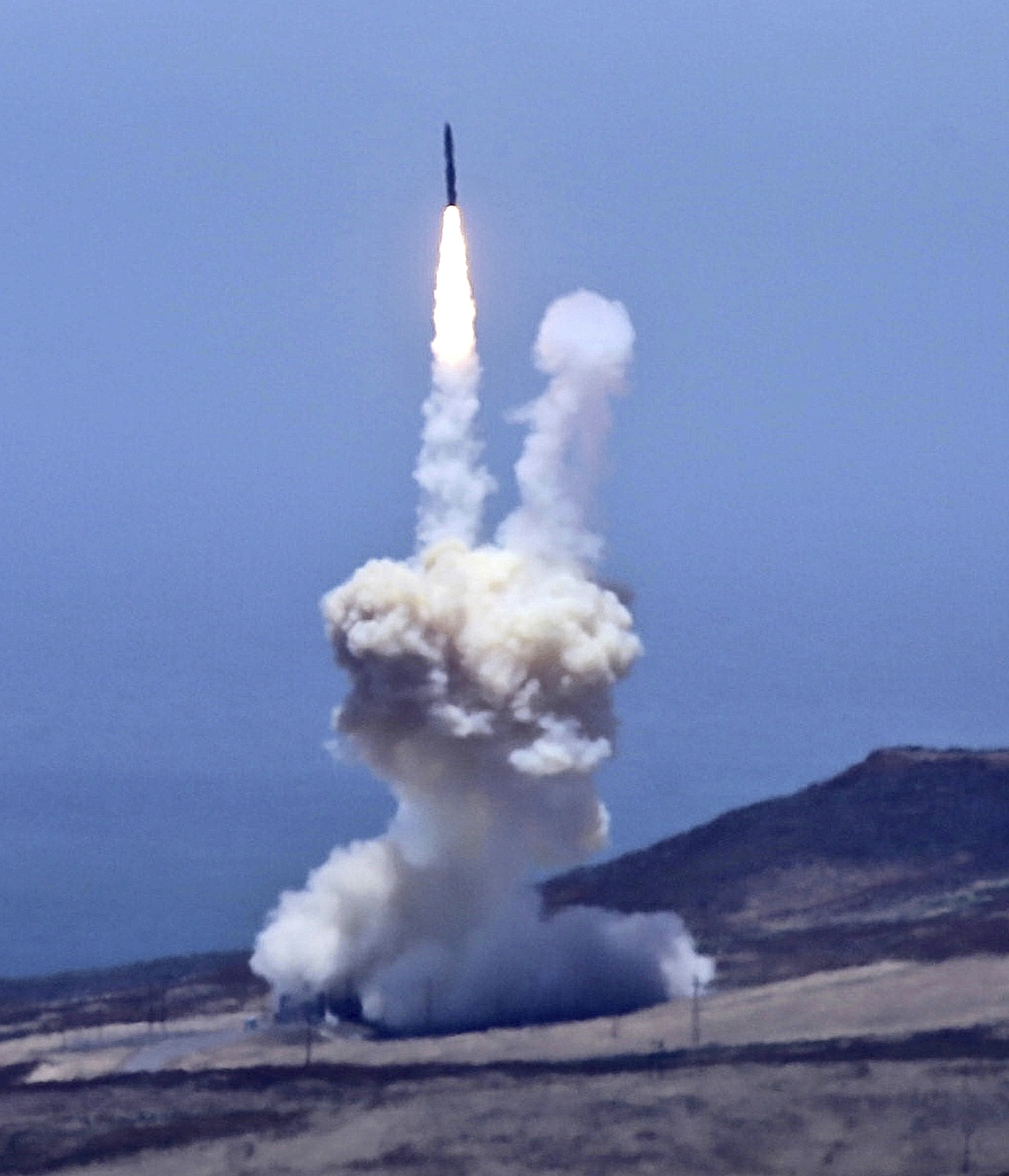 US shoots down mock warhead over Pacific