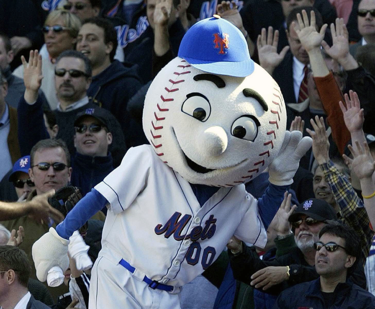 LIGHT LUNCH: Mr. Met gives the finger, gets the boot