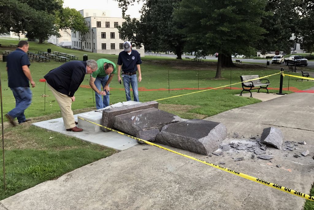 Filmmakers pledge $25K to replace Arkansas monument