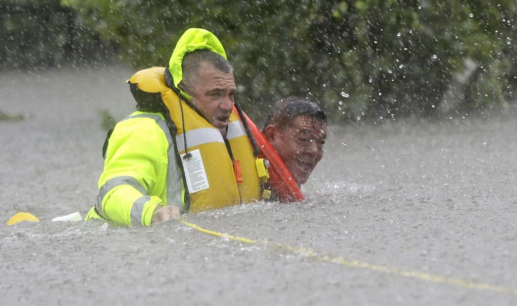 Rescuers pluck hundreds from rising Houston floodwaters