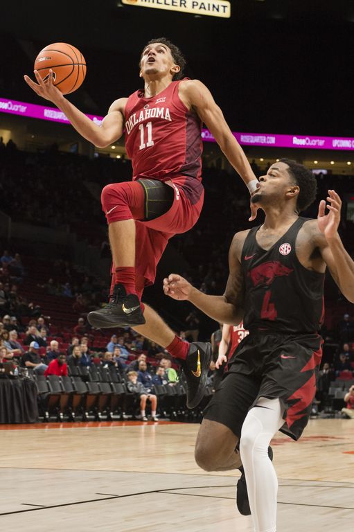 Razorbacks use late surge to hold off Sooners 92-83