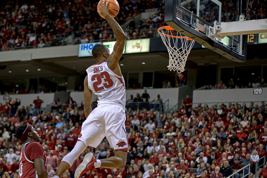 Macon scores 25 to lead Arkansas past Troy, 88-63