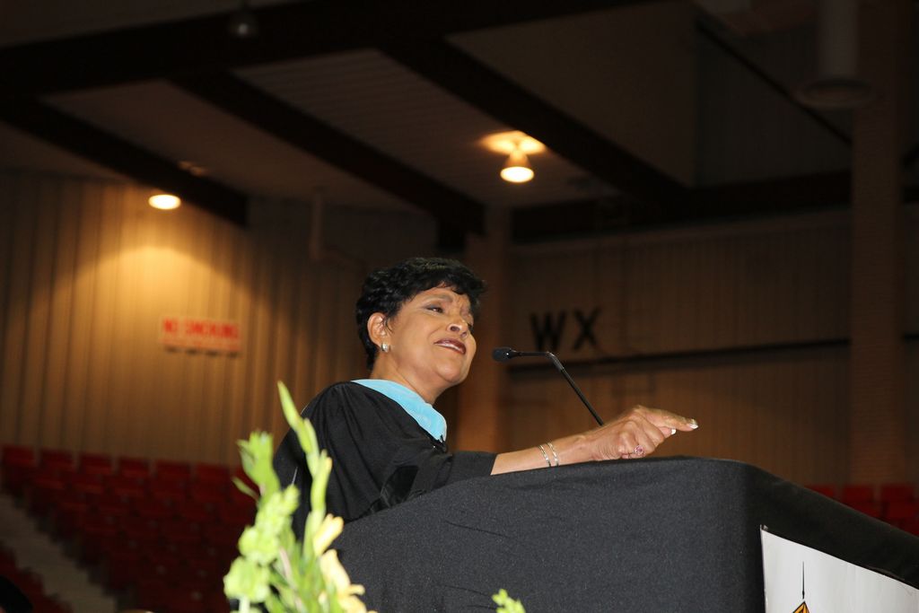 ‘Cosby’ matriarch headlines UAPB graduation ceremony
