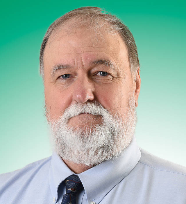 Professional surveyors honor UAM instructor
