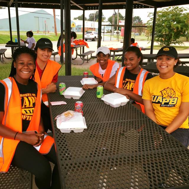 Mayor lauds cleanup with 300 volunteers