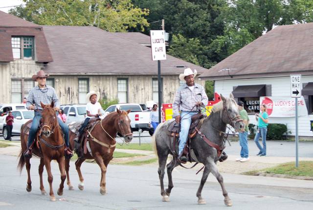 Rodeo Parade delights downtown crowd on Tuesday