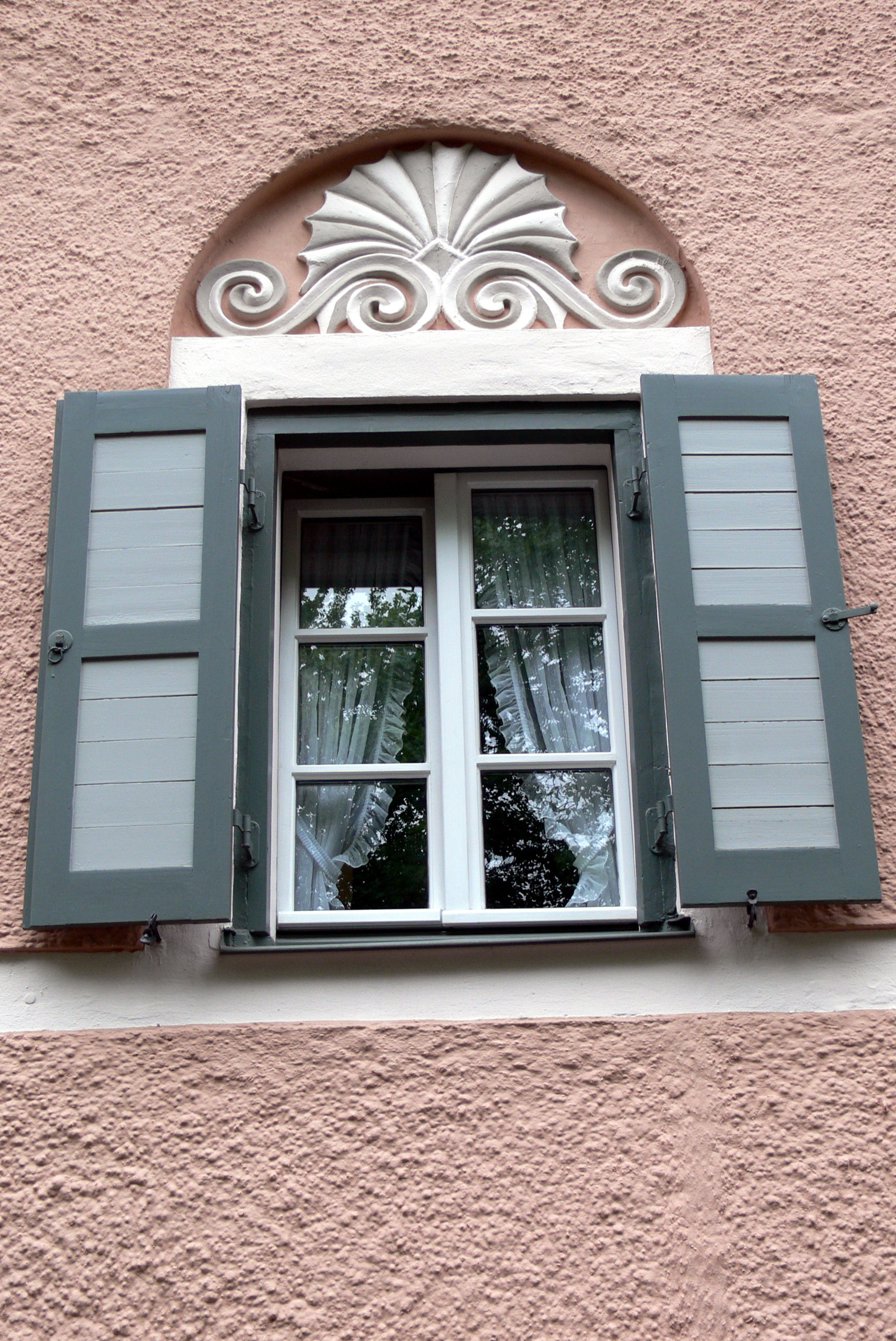 Networx: Can you paint vinyl windows?