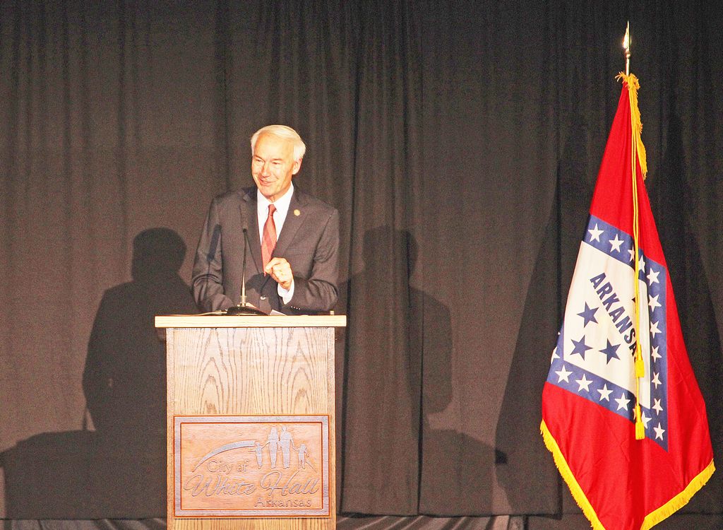 Arkansas governor visits arsenal for ceremony