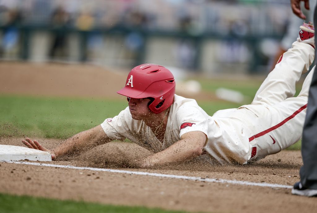 Arkansas rides 8-run inning to 11-5 win over Longhorns