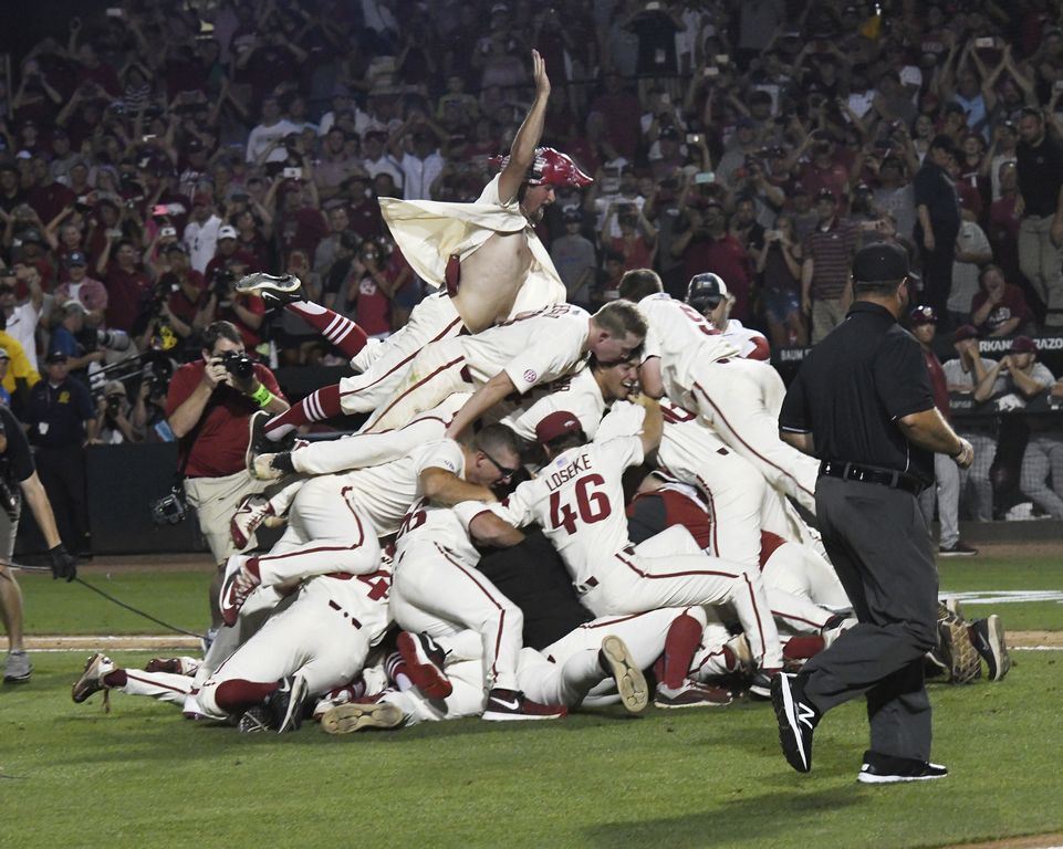 Arkansas blasts way to Omaha with win over South Carolina