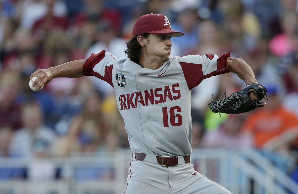 Arkansas takes game 1 of CWS final
