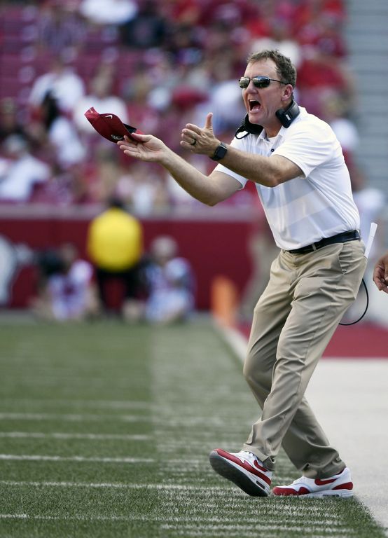 Arkansas AD supports football coach Morris after 1-2 start