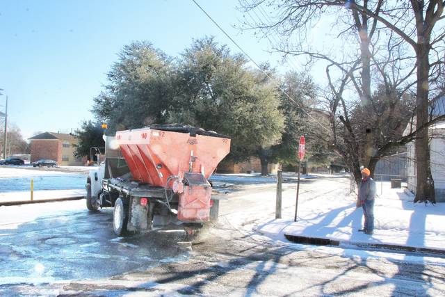 Snowstorm clean-up continues for a second day in Pine Bluff