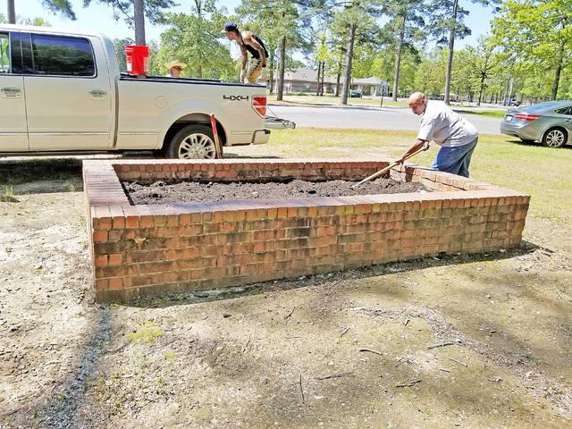 Volunteers clean, spruce up city during day of service