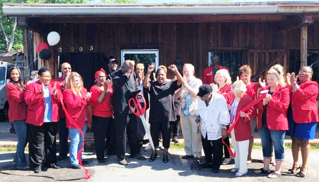 Cheers at The Bar-B-Q Hut cuts ribbon