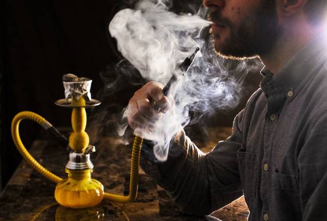Committee discusses smoking lounges