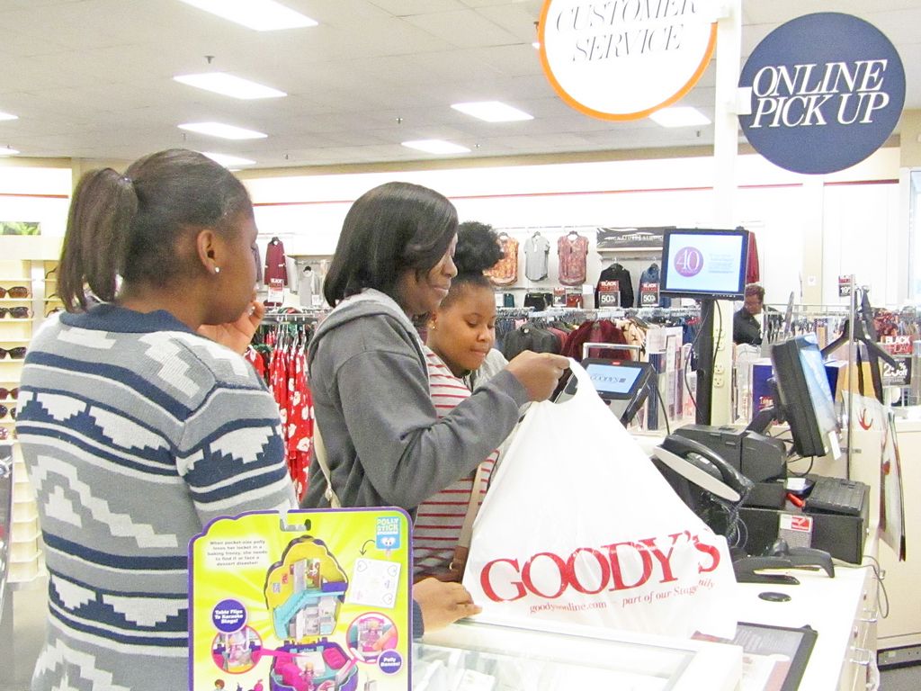 Holiday shopping begins in full force after Thanksgiving