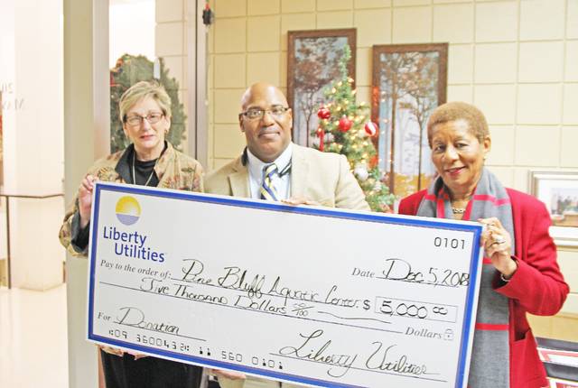 Liberty Utilities donates to Aquatic Center project