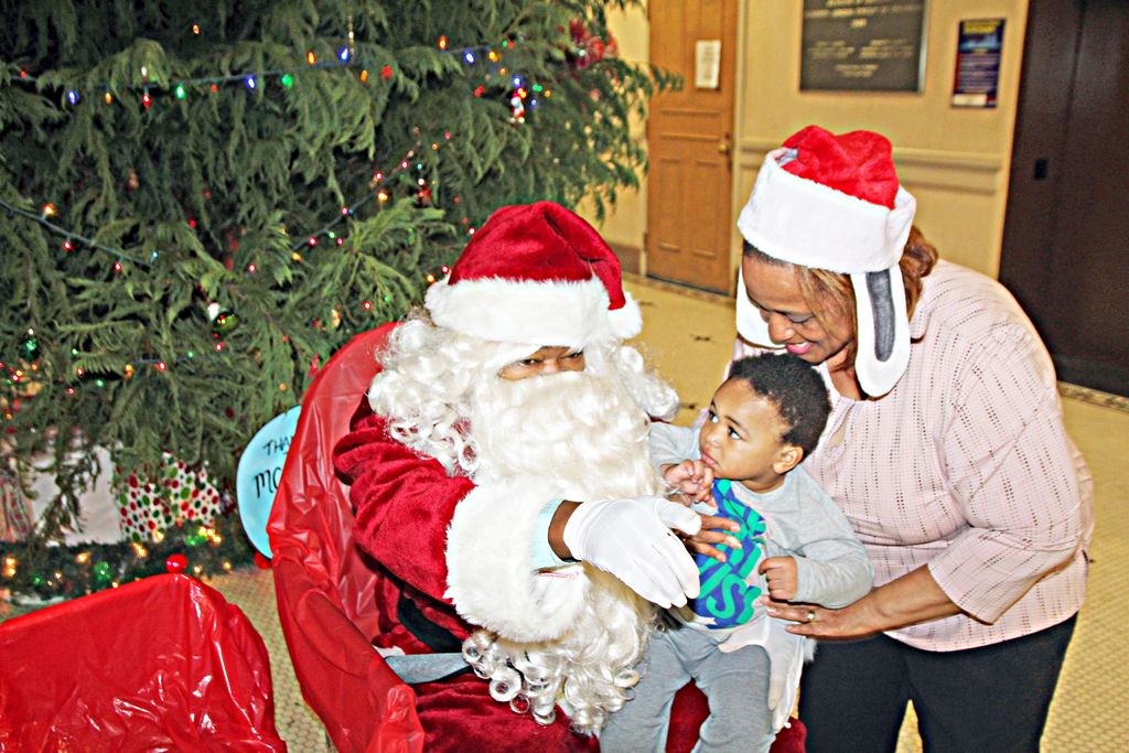 Santa spreads Christmas cheer at county courthouse