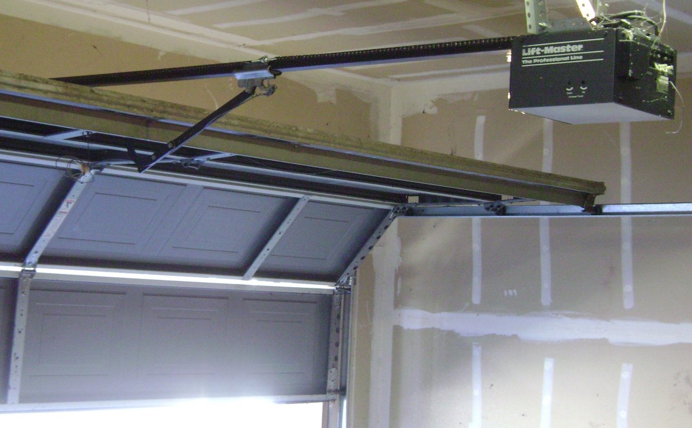 Networx: Garage door replacement cost vs. ROI