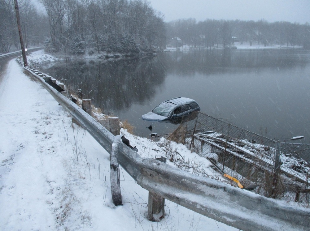 ‘Lucky’ Ohio teen uses elbow to escape car submerged in lake